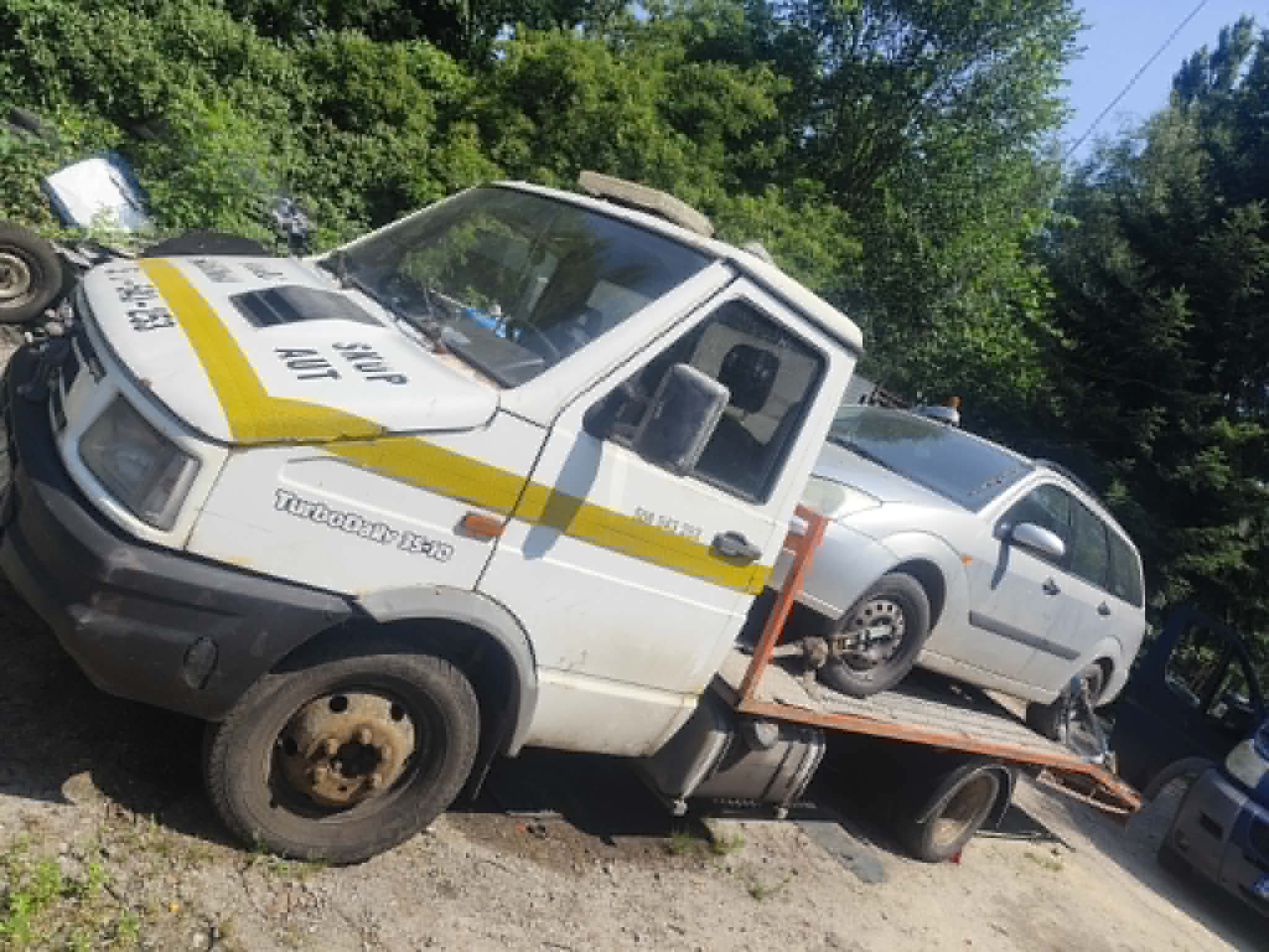 Laweta Iveco TurboDaily z autem — transport